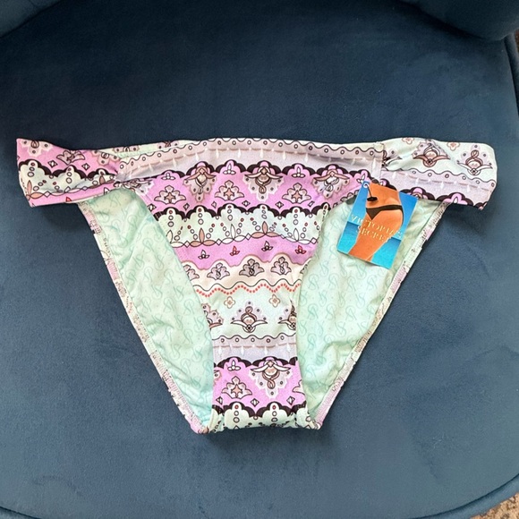 NWT VERY SEXY® BIKINI FIT
A CLASSIC CUT WITH JUST THE RIGHT AMOUNT OF COVERAGE - Picture 1 of 3